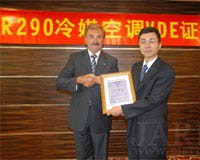 Wilfried Jäger en Huang Hui tijdens de overhandiging van het VDE-certificaat. Foto: JARN