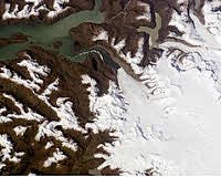 In het midden van de foto de Jorgi Montt Glacier, Patagonia