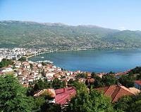 De stad Ohrid aan het gelijknamige meer in Macedonië