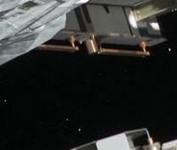 Vlokken van bevroren ammoniak zijn j.l. donderdag zichtbaar bij het International Space Station's P6 truss. Afbeelding: NASA TV