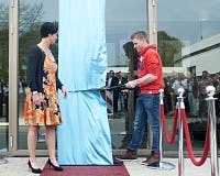 Directeur Jenny van den Bovenkamp en Jelle Berge knippen het lint door tijdens de opening van de nieuwbouw van Aeres TECH.