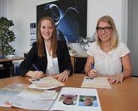Jennifer Zürn (links) en Marlen Geißler ondertekenen in naam van Ziehl-Abegg de overname van het peterschap voor twee kinderen in Swaziland.