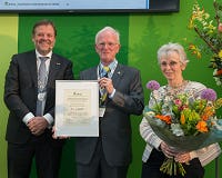 De onderscheiding van Will Scheffer (van links naar rechts: Henk Willem van Dorp, Will Scheffer en mevrouw Scheffer).