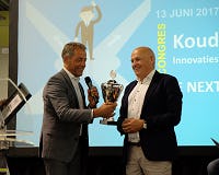 foto: Hans Reinders van Oxycom (rechts) krijgt de KNVvK Innovatie Award uitgereikt door KNVvK-voorzitter Peter Augustinus.