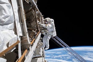 Astronauten spelen voor koelmonteur tijdens ruimtewandeling