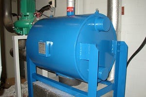 Een condensor voor warmteterugwinning, parallel aan de luchtgekoelde condensor.