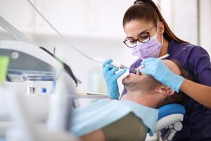 Verse lucht omhoog blazen om coronabesmetting in tandartspraktijken tegen te gaan