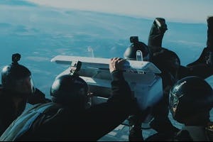 Parachutespringers halen airco-unit uit elkaar tijdens vrije val (filmpje)