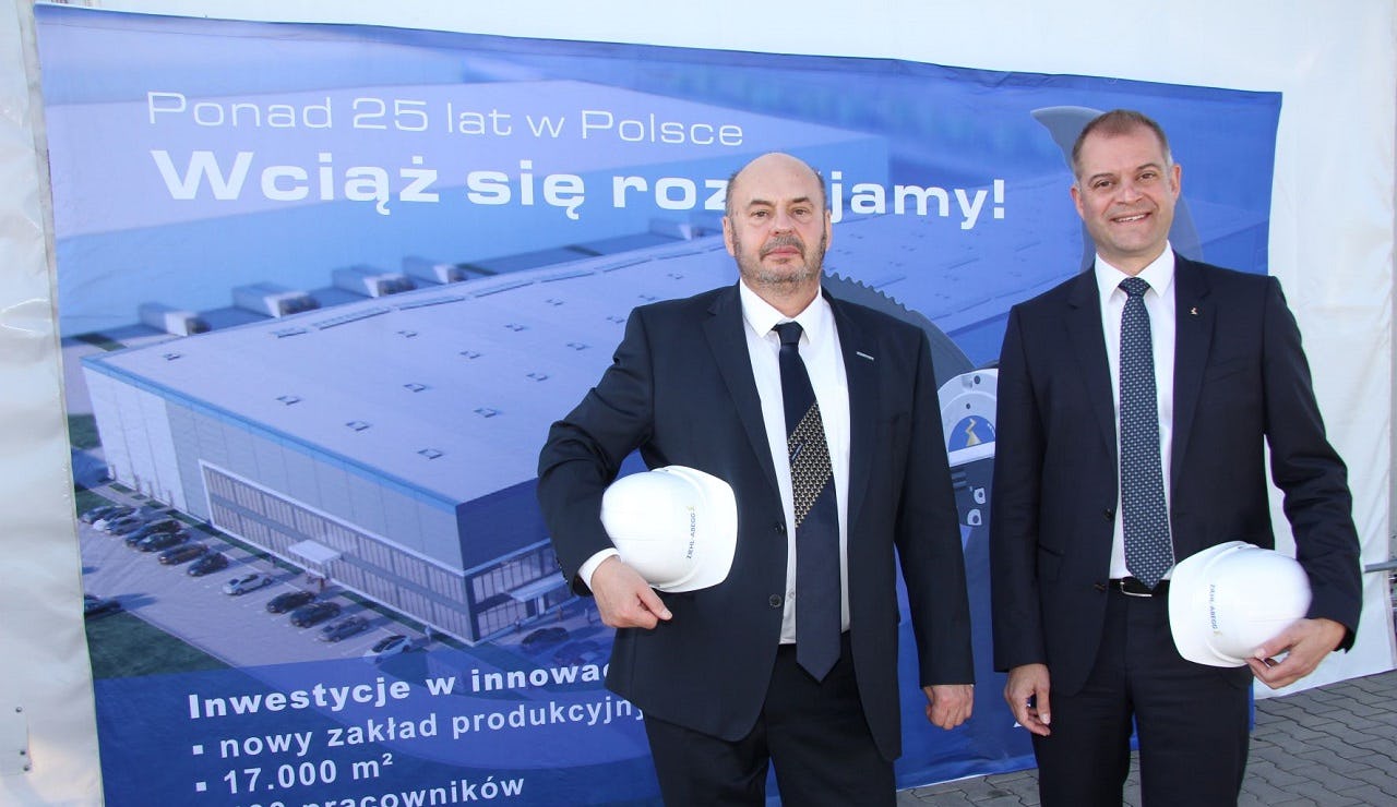 Adam Korzybski (links, algemeen directeur  Ziehl-Abegg Polen) en Joachim Ley (COO Ziehl-Abegg) bij de presentatie over de nieuwe fabriek. 