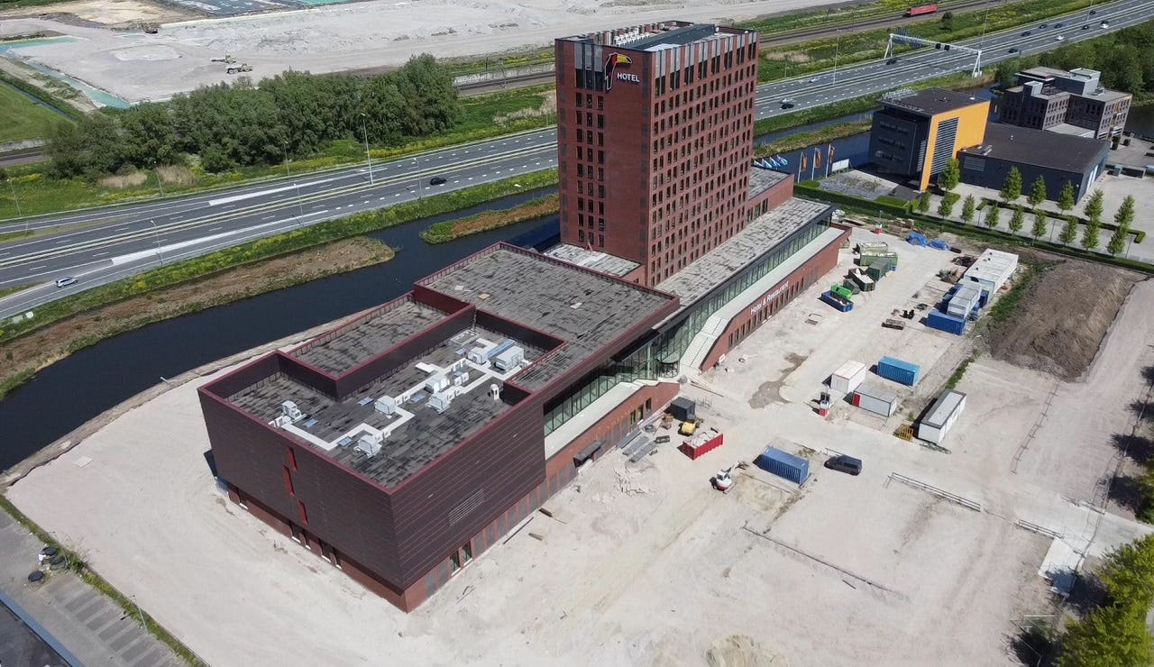 Bovenaanzicht van het Van der Valk-hotel in Gorinchem in aanbouw. Foto: Van der Valk.
