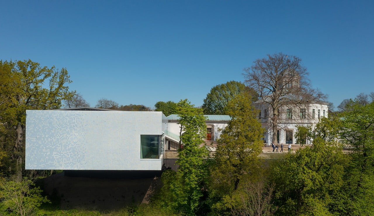 Aanzicht van Museum Arnhem, met links de nieuwe vleugel. 