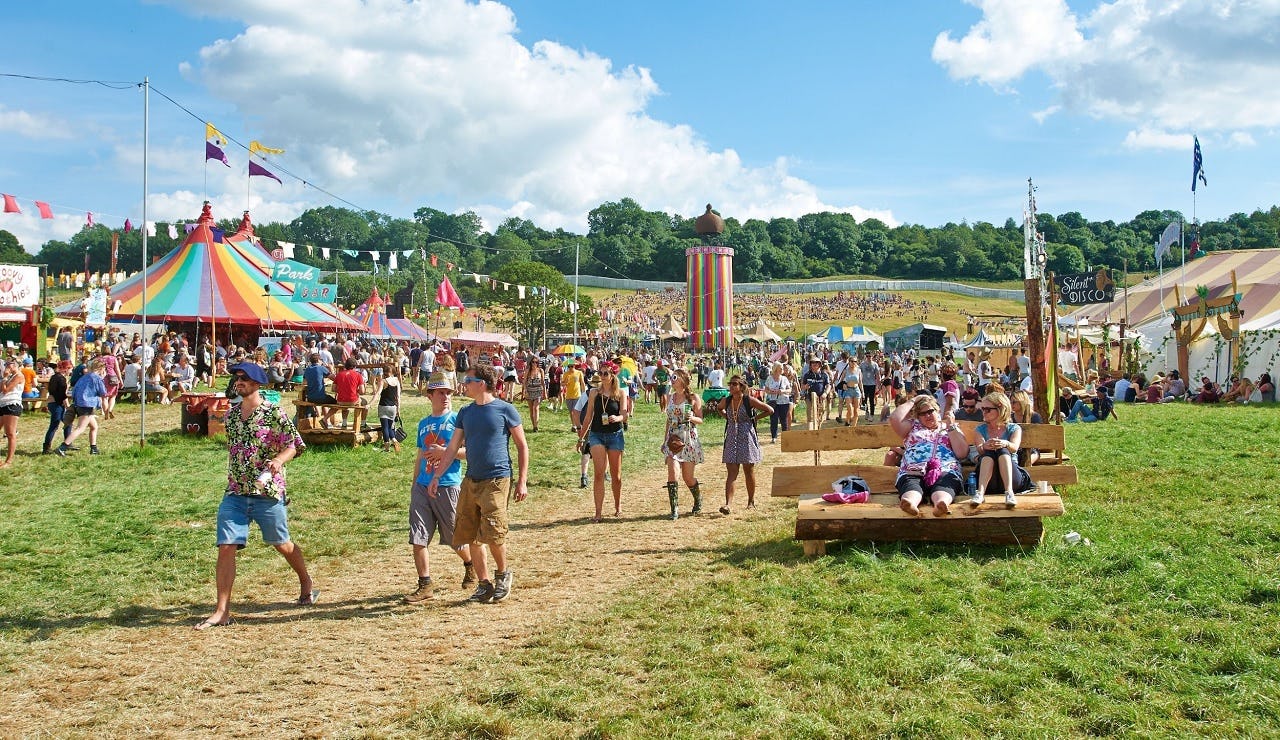 Wasco organiseert een festival omdat mensen een dergelijk evenement leuk vinden, zoals het populaire Glastonbury-festival (op de foto) in Engeland.