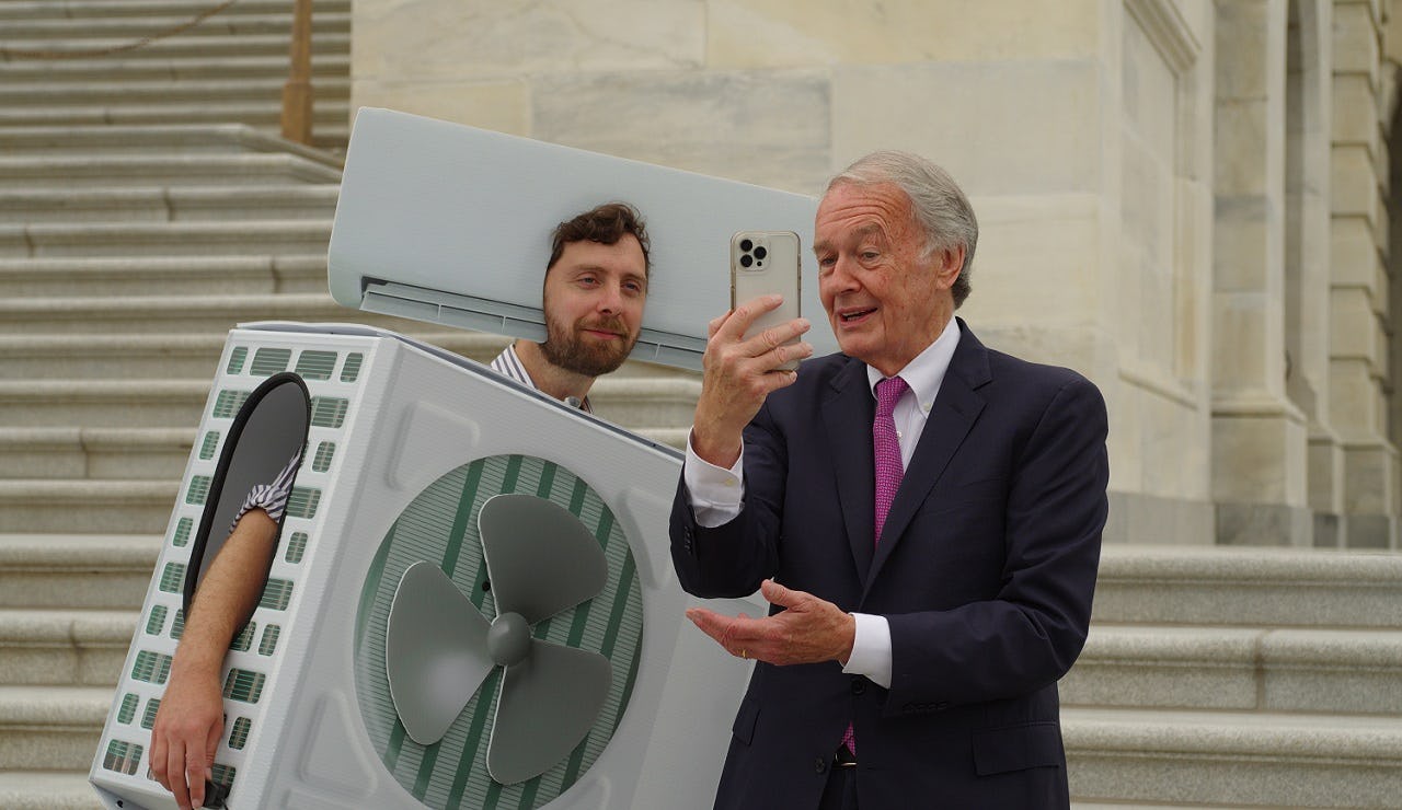 Een senator wil in Washington op de foto met 'Mr. Heat Pump', een Amerikaanse activist die verkleed als warmtepomp aandacht voor fossielvrije verwarming trekt. 