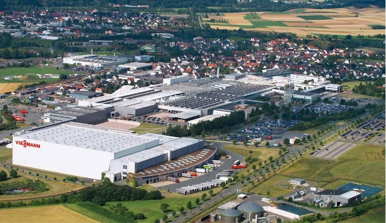 De fabriek en het hoofdkantoor van Viessmann, in het Duitse Allendorf.