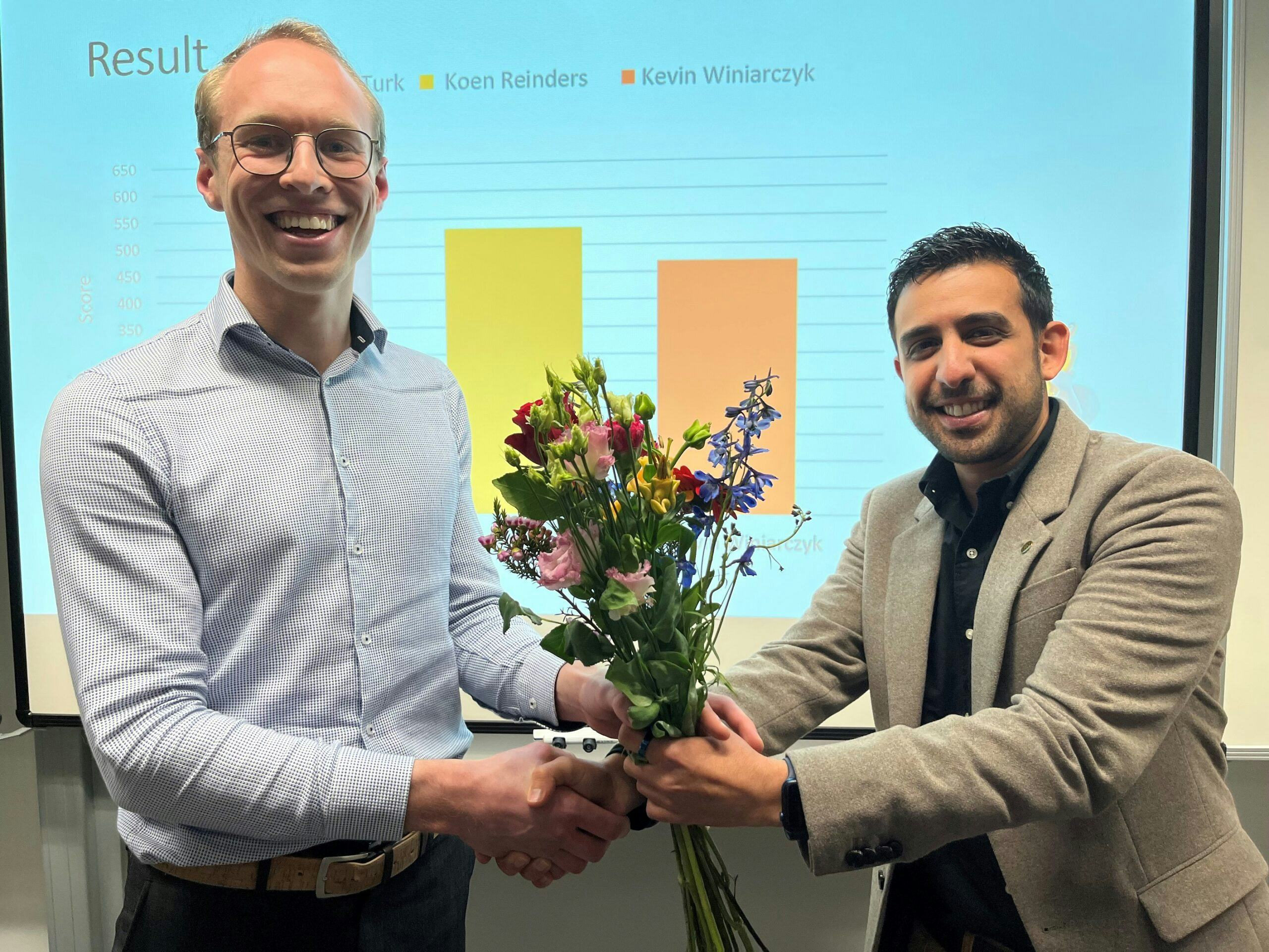 Bas Turk (links) als winnaar van de Nederlandse voorronde die in maart plaatsvond. Hij krijgt hier felicitaties van de Nederlandse juryvoorzitter (en eerdere winaar van de REHVA Student Competition) Arash Rasooli.