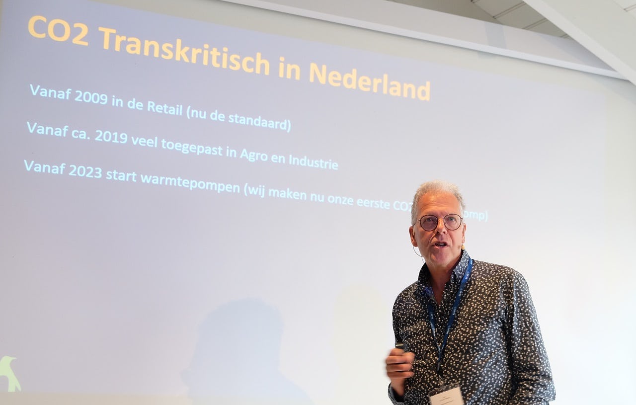 Bart van der Wekken geeft uitleg over de CO₂-warmtepomp die het afgelopen jaar bij Koning Koude is ontwikkeld.