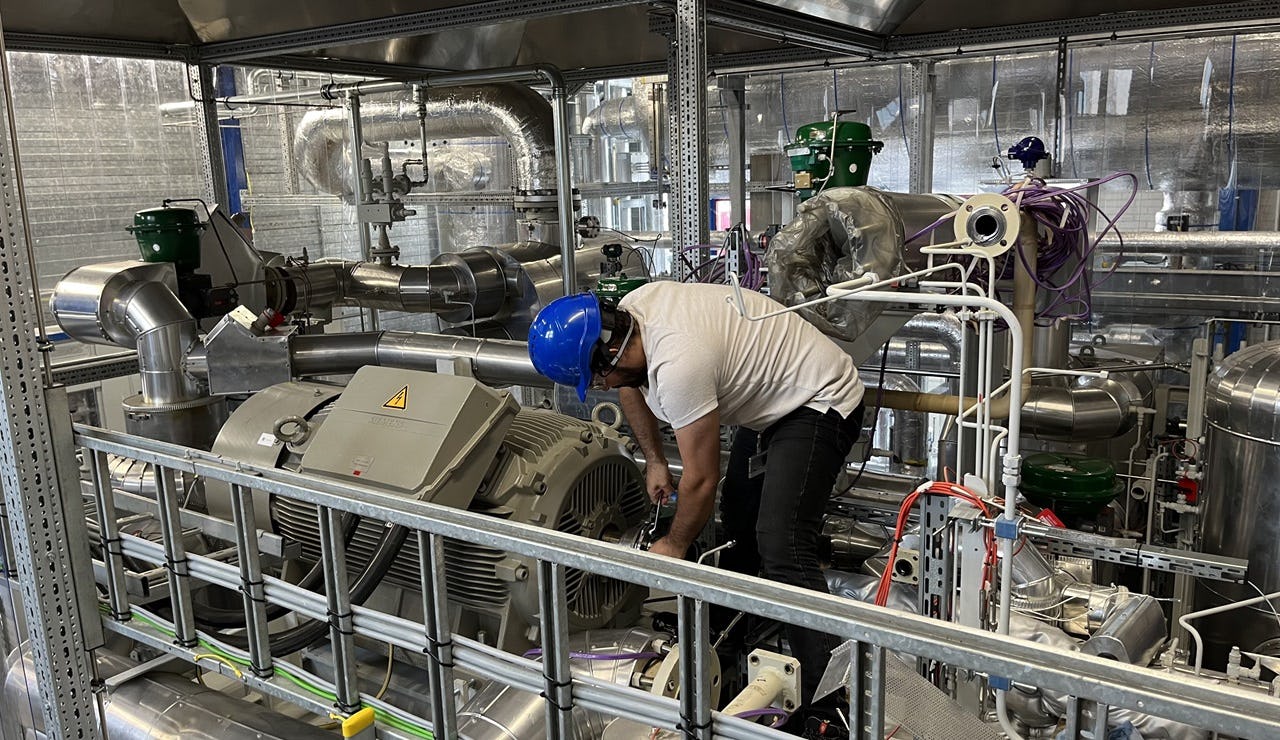 Demontage van een compressor in het lab van TNO.