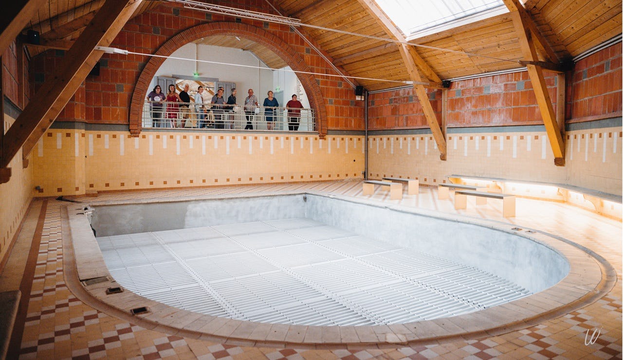 Het zwembad van de Familistère, waarvan het water werd verwarmd met restwarmte uit de fabrieken. 