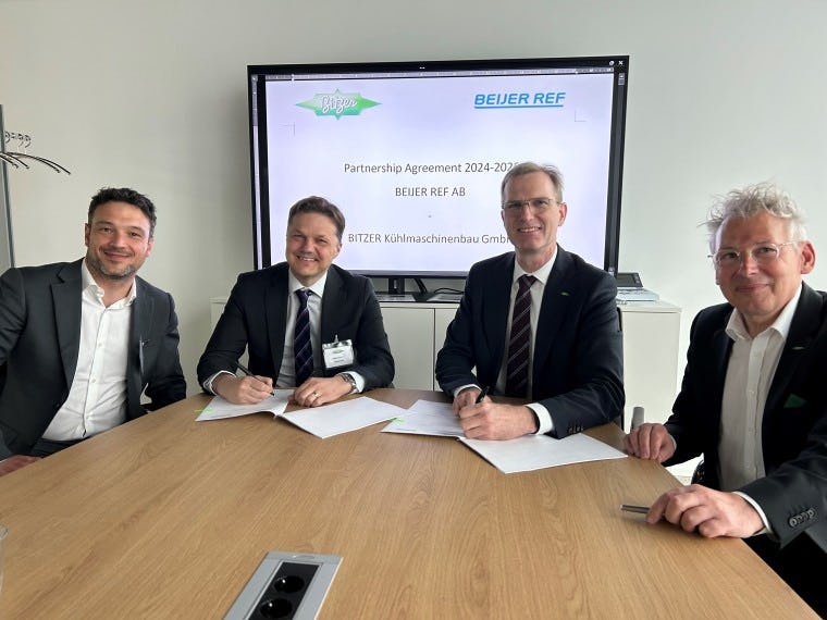 De ondertekening van de samenwerkingsovereenkomst, met van links naar rechts: Matthieu Rousseeuw (Category Director bij Beijer Ref), Simon Karlin (Chief Operating Officer EMEA bij Beijer Ref), Martin Büchsel (Chief Sales and Marketing Officer bij Bitzer) en Erik Bucher (Vice-president Sales EMEA bij Bitzer).