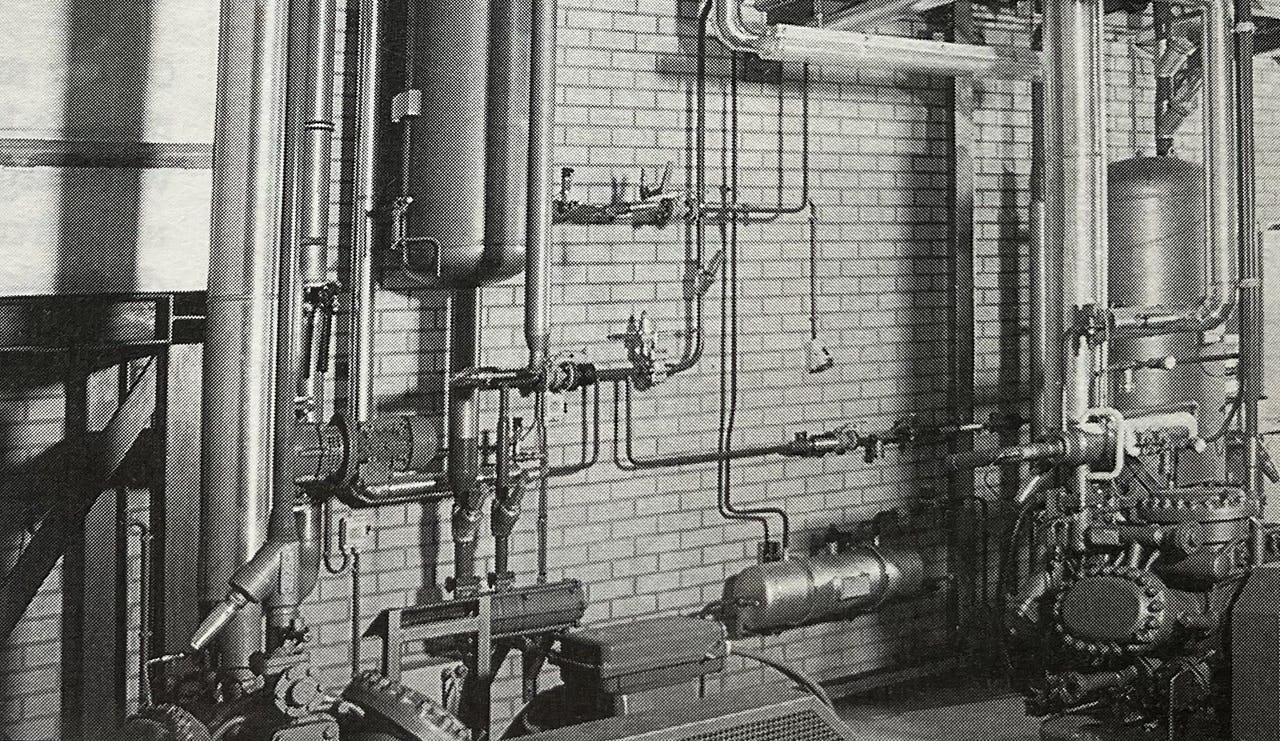 De machinekamer van Coldstore Hengelo II met de Grasso-compressoren, het koudemiddel-vloeistofvat (staande vat, links midden) en de oliewasser (staand rechts, achter de 
compressor). Foto: Wolter Dijksma.